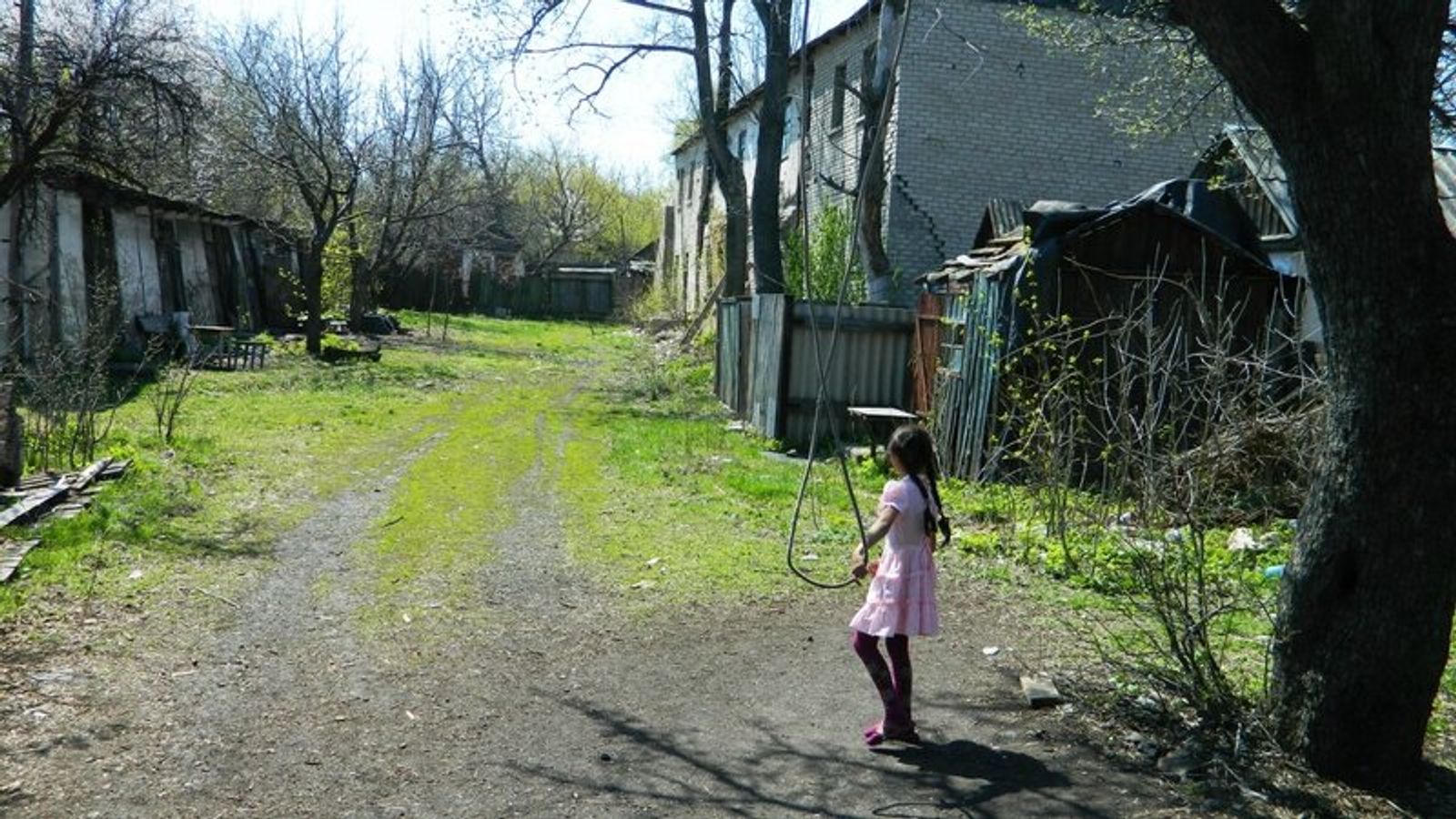 В селе Снежном цыгане поселились в оставленных шахтерами домах