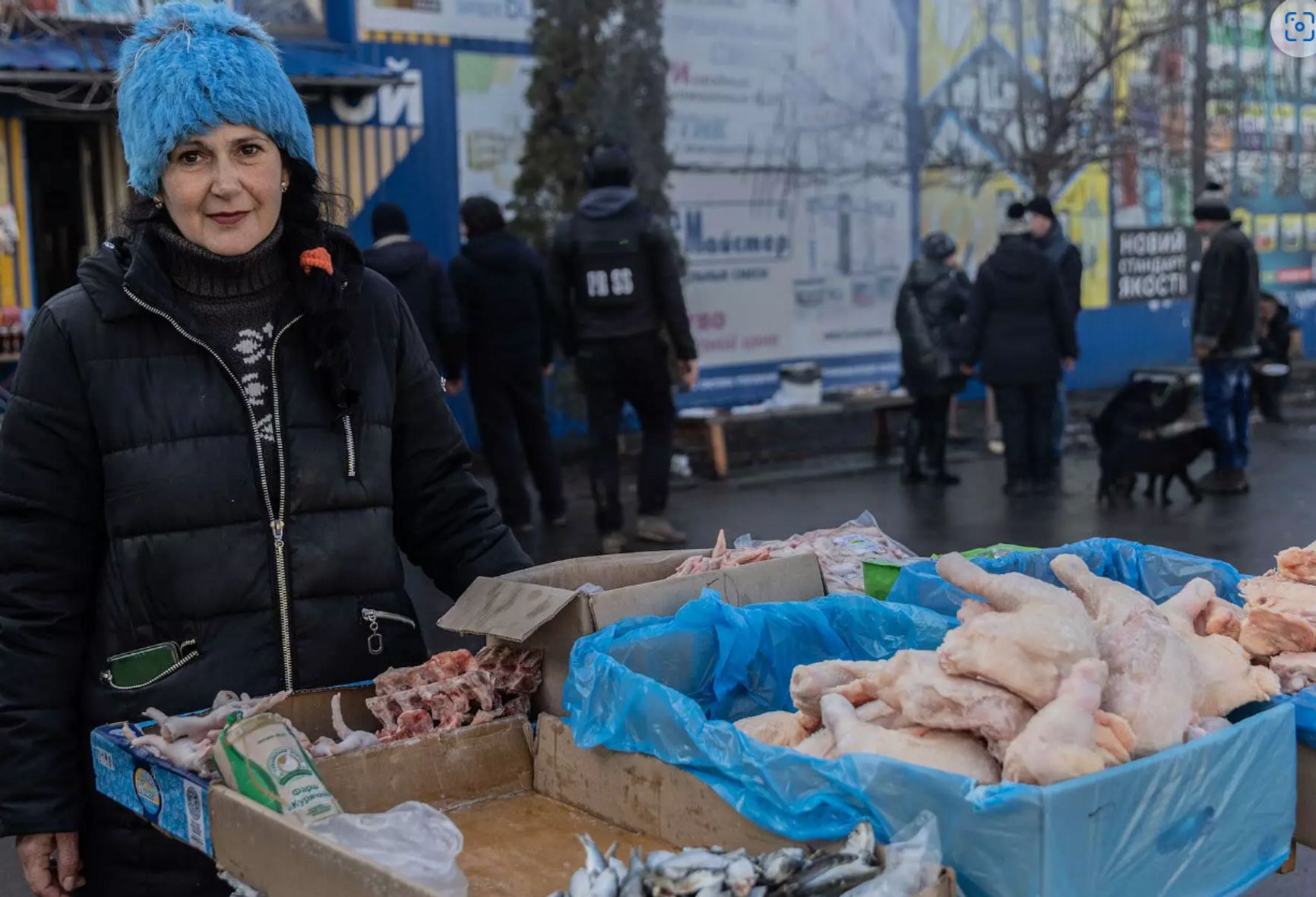 Женщина на рынке в Бахмуте