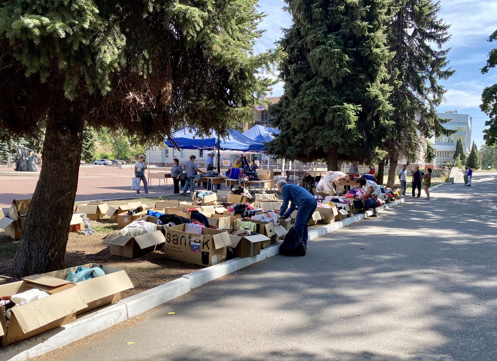 Жители ищут одежду в коробках у здания Курского цирка